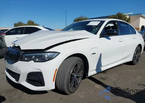 2022 BMW 3 Series 330E z USA, uszkodzony, nr VIN 3MW5P7J06N8C77321